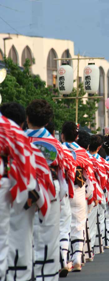 須坂の祭りで揃いの法被を着て並ぶ人々